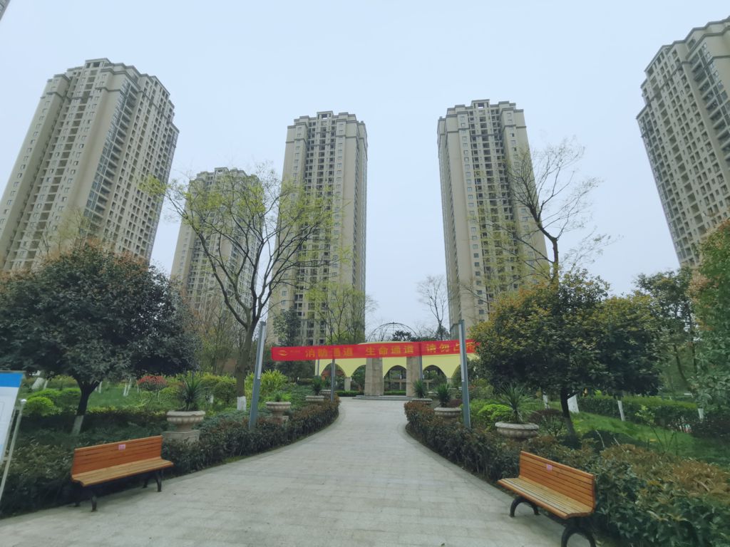 復(fù)盛福居位于重慶市江北區(qū)復(fù)盛鎮(zhèn)渝景大道191號，總建筑面積約23.41萬平方米，其中住宅19.7萬平方米；商業(yè)1.2萬平方米；車庫1.83萬平方米（停車位679個；注：含地面車位101個）.jpg