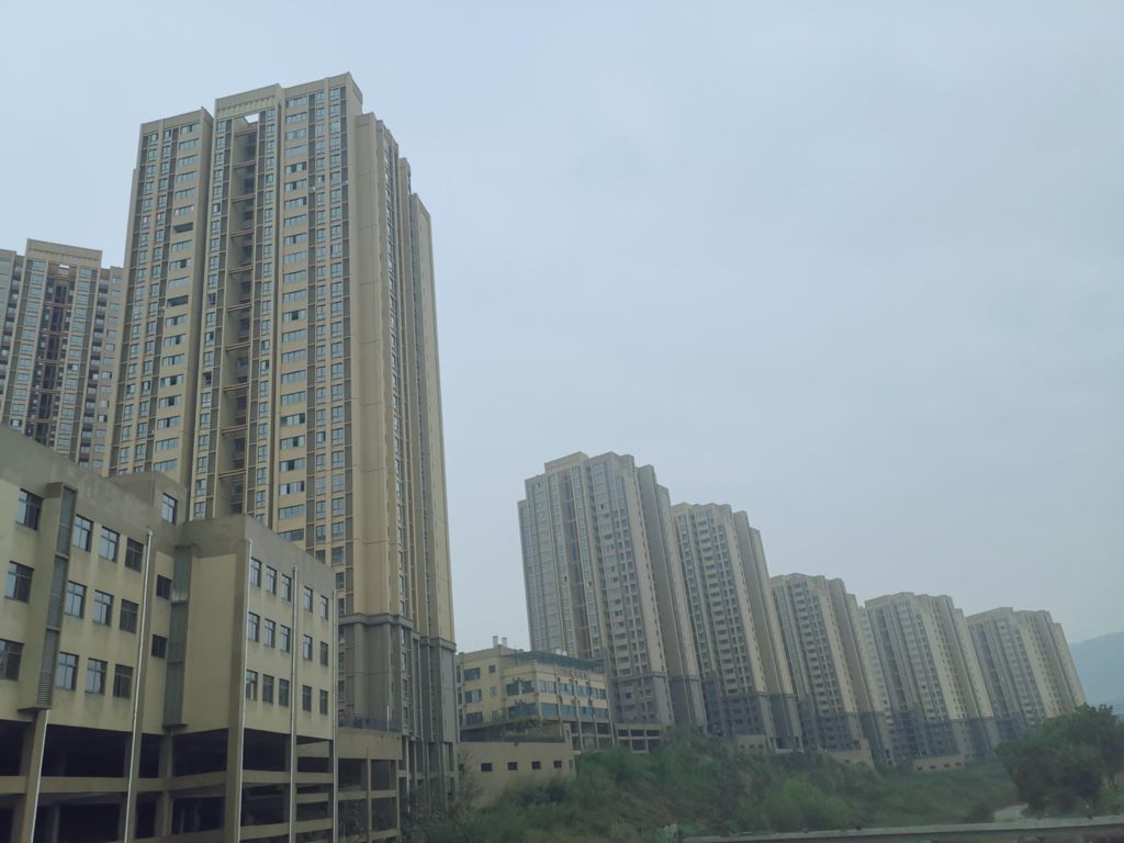 和美家園位于江北區(qū)魚嘴鎮(zhèn)，西依銅鑼山，東接雙溪興苑、公租房，北臨雙輝路，南靠渝萬鐵路雙溪高鐵站，總建筑面積約178097.1平方米，其中住宅154171.8平方米；車庫17015.21平方米，停車位553個(gè)（室內(nèi)停車位403個(gè)，室外停車位150個(gè)）。.jpg
