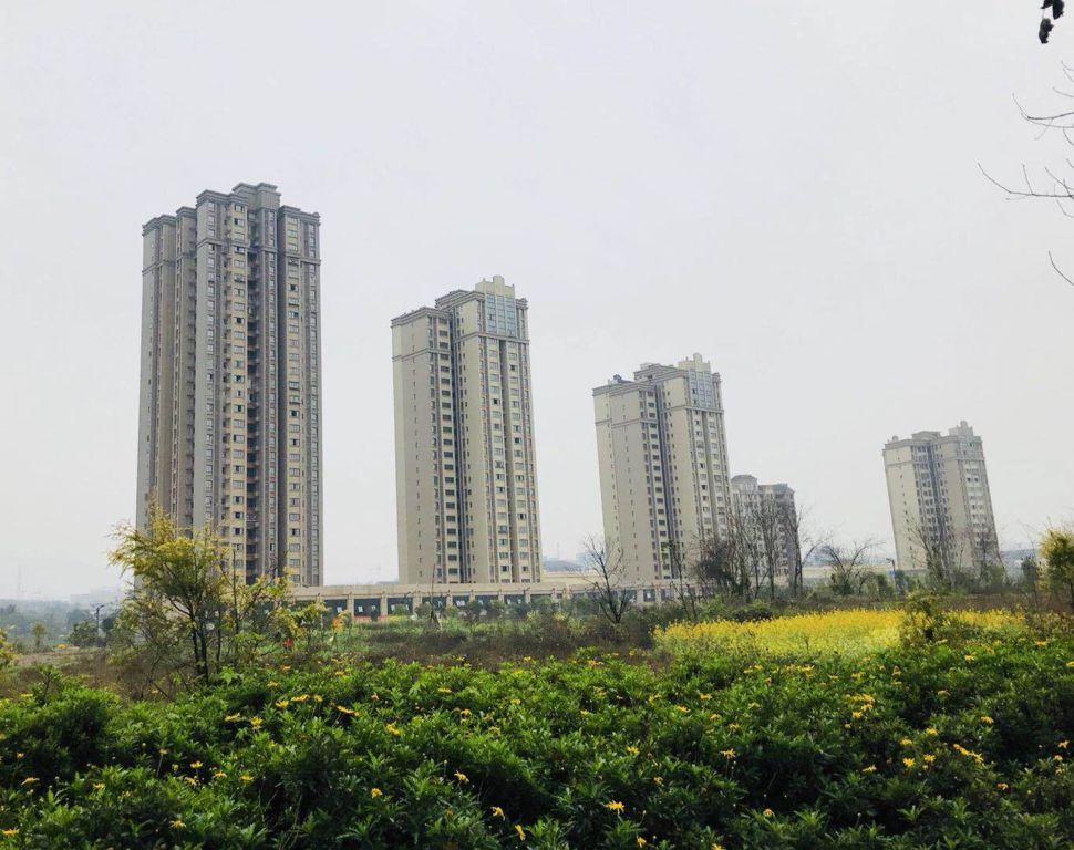 和慶家園項(xiàng)目位于重慶市江北區(qū)復(fù)盛鎮(zhèn)慶福路2號(hào)、4號(hào)、6號(hào)、8號(hào)、10號(hào)，總建筑面積約379846.1萬(wàn)平方米，其中住宅283803.81萬(wàn)平方米；商業(yè)23446.25萬(wàn)平方米；車庫(kù)62454.31萬(wàn)平方米（停車位1143個(gè)）.jpg
