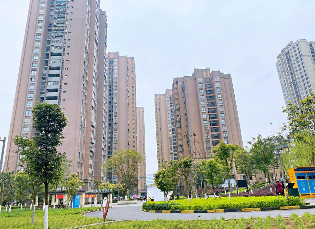 和煦家園項(xiàng)目位于江北區(qū)魚嘴鎮(zhèn)和煦路107號(hào)，北臨和煦路，南靠渝懷鐵路，東、西皆為綠化帶；總建筑面積約21.12萬平方米，其中住宅17.8萬平方米；商業(yè)0.85萬平方米；車庫2.4萬平方米（停車位675個(gè)）.jpg