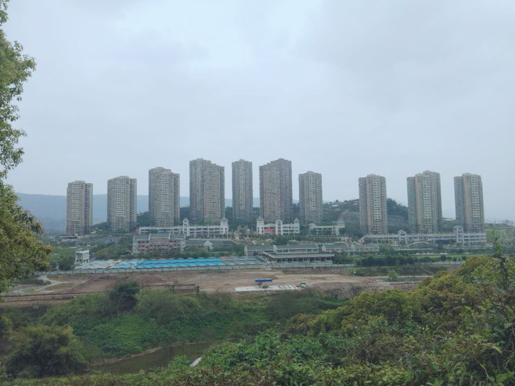和悅家園位于重慶市江北區(qū)佳美路56號，總建筑面積323442.39平方米，其中住宅258210.96平方米；商業(yè)12196.34平方米；車庫39096.82平方米（停車位1150個）.jpg