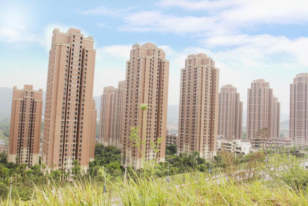 雙溪福居項(xiàng)目位于江北區(qū)魚嘴鎮(zhèn)雙輝路88號，總建筑面積約46.12萬平方米，其中住宅35.71萬平方米；商業(yè)3.71萬平方米；車庫4.87萬平方米（停車位1766個(gè)，其中地下停車位1367個(gè)，地面停車位399個(gè)）。.jpg